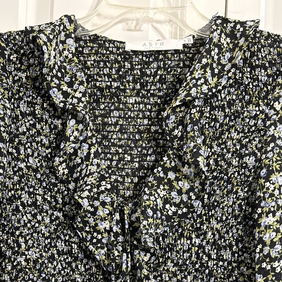 ASTR The Label Black Blue Ditsy Floral Peasant Preppy Chiffon Ruffle Top Size M - Picture 2 of 11